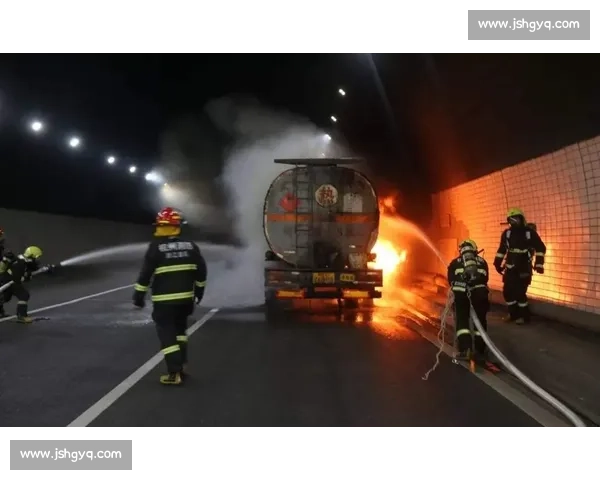 墨西哥站惊魂开局:一号弯四车混战! 墨西哥站惊魂开局:一号弯四车混战!